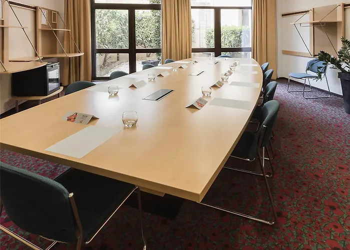 Ibis Centre Chateau Hotel 3*