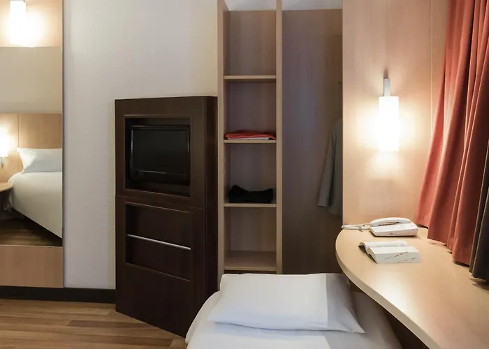 Ibis Centre Chateau 3*